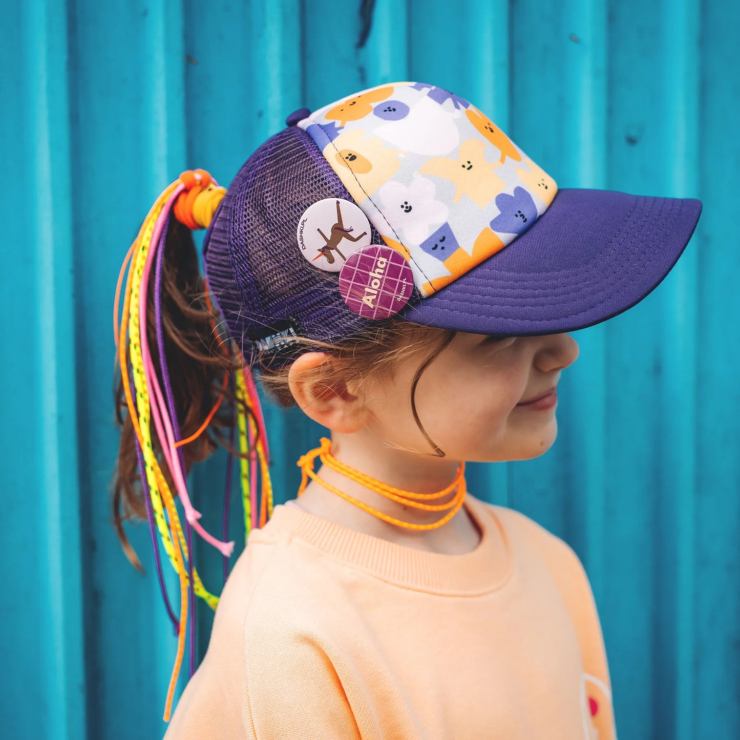 Czapka dziecięca z daszkiem i dodatkowym otworem na kucyk Flowers Yupi Small Kids Cap