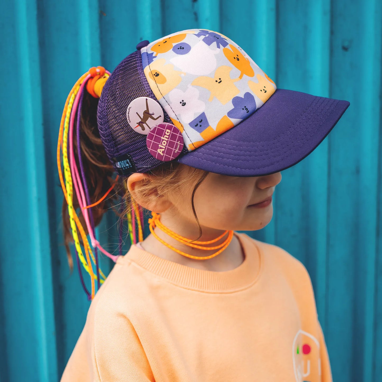 Czapka dziecięca z daszkiem i dodatkowym otworem na kucyk Flowers Yupi Small Kids Cap
