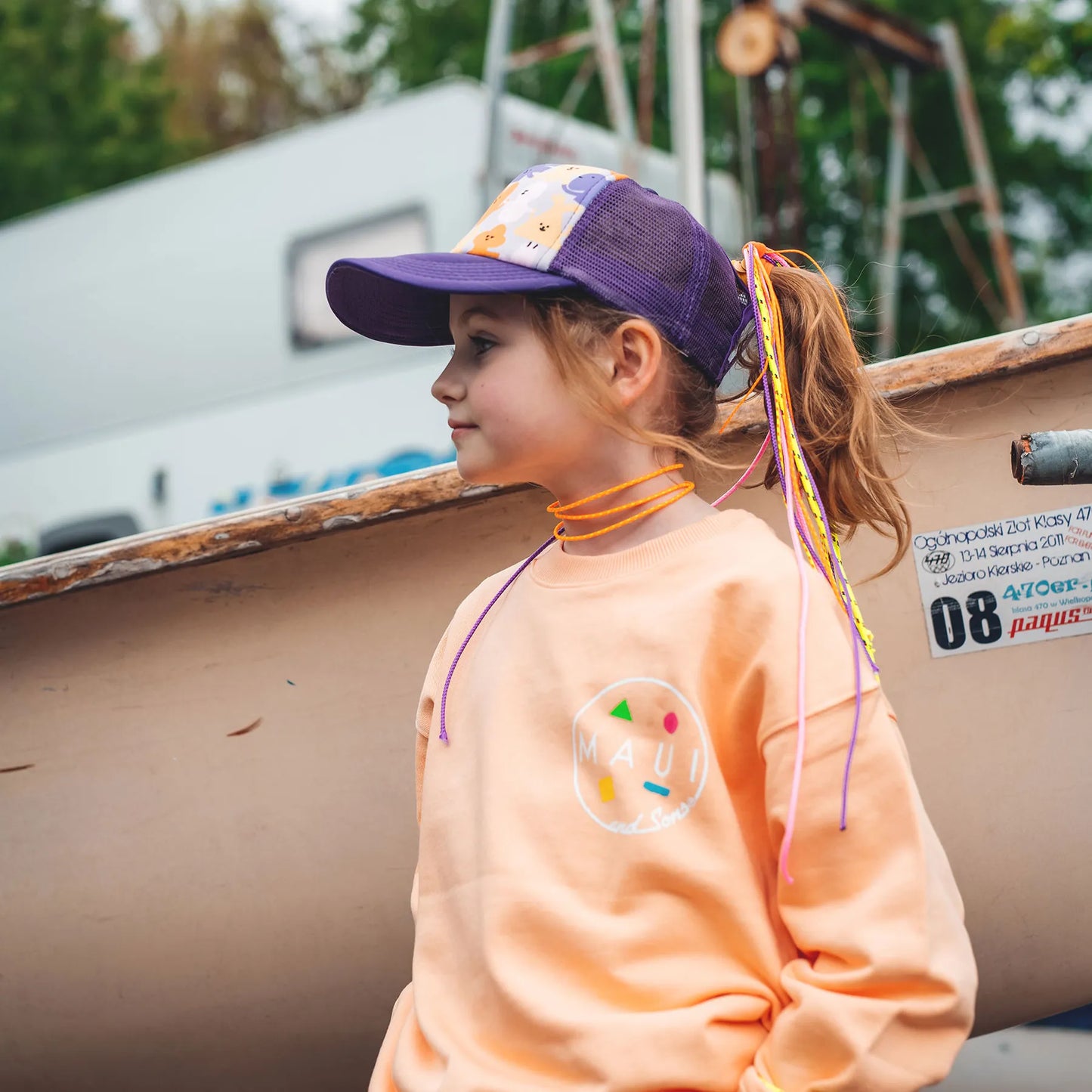 Czapka dziecięca z daszkiem i dodatkowym otworem na kucyk Flowers Yupi Small Kids Cap