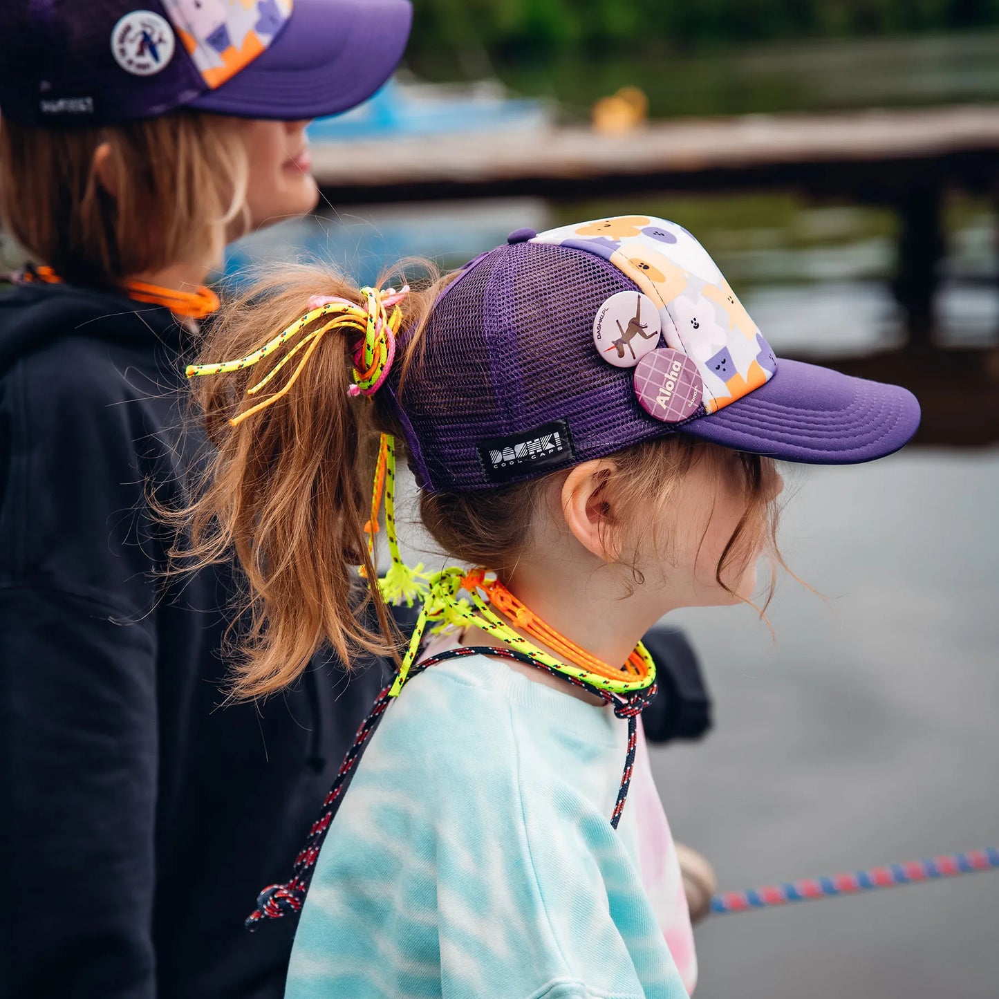 Czapka dziecięca z daszkiem i dodatkowym otworem na kucyk Flowers Yupi Small Kids Cap