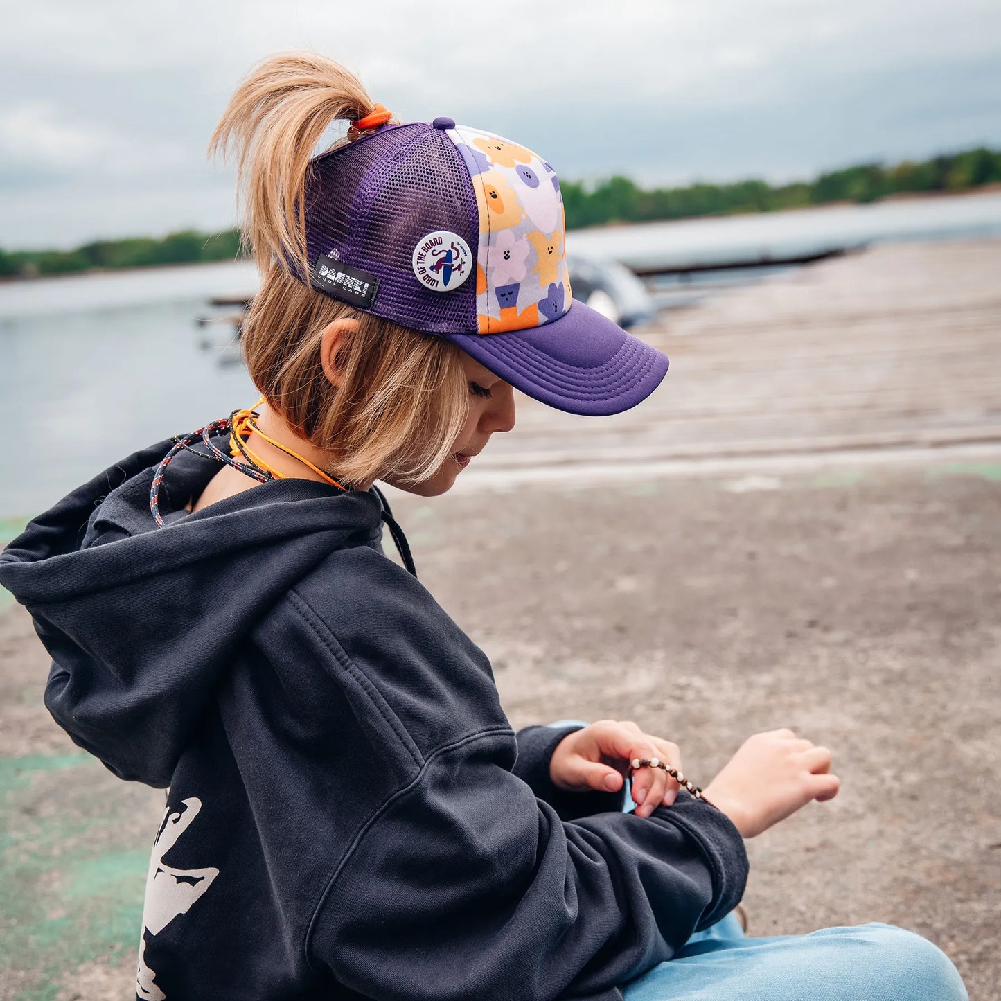 Czapka dziecięca z daszkiem i dodatkowym otworem na kucyk Flowers Yupi Small Kids Cap