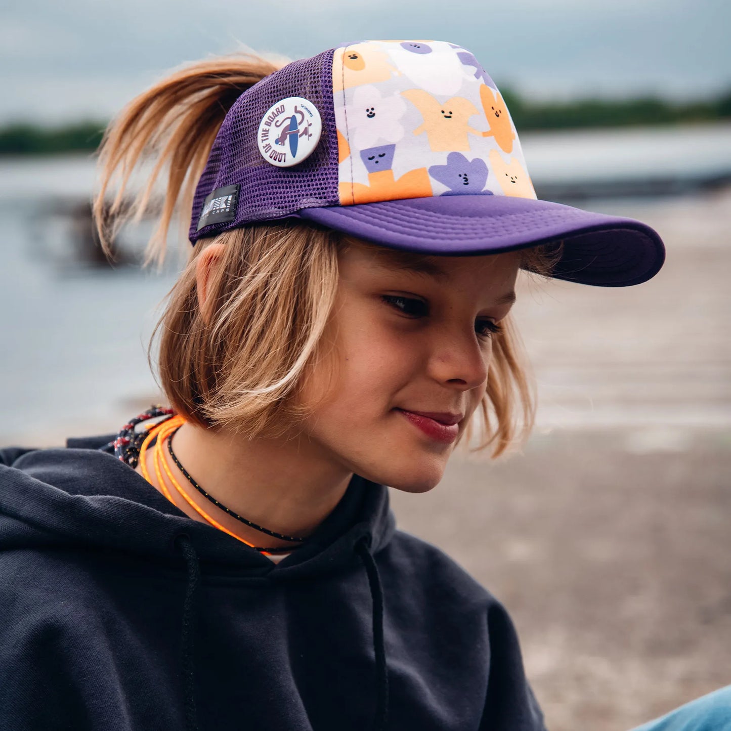 Czapka dziecięca z daszkiem i dodatkowym otworem na kucyk Flowers Yupi Small Kids Cap