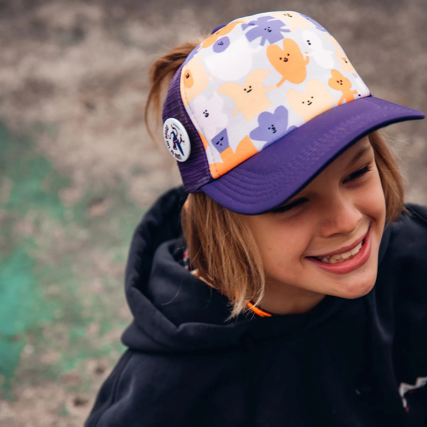Czapka dziecięca z daszkiem i dodatkowym otworem na kucyk Flowers Yupi Small Kids Cap