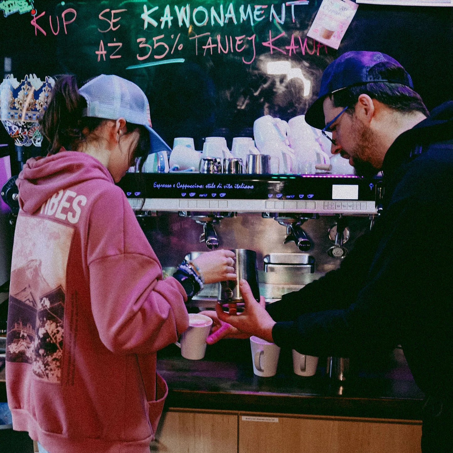Czapka z daszkiem dla dorosłych z dodatkowym otworem na kucyk Hold Me Yupi Large Cap