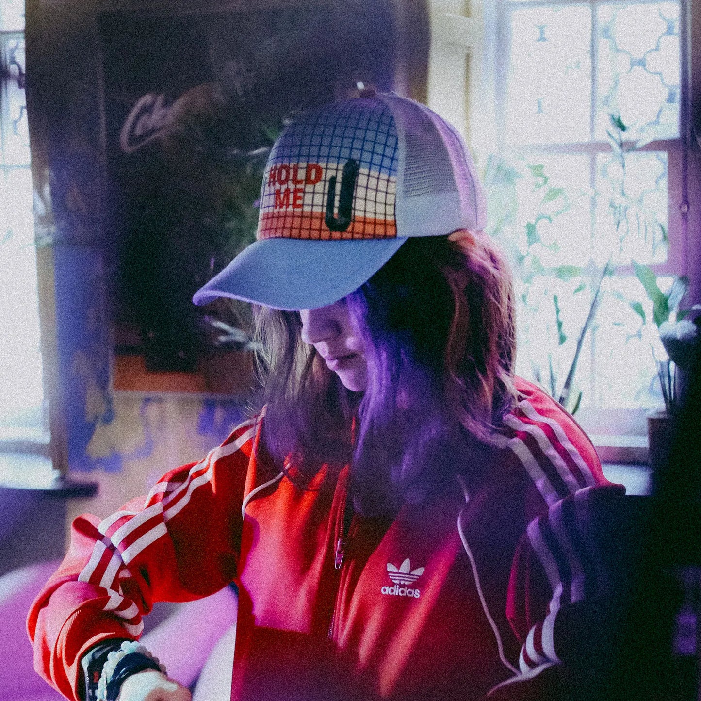 Czapka z daszkiem dla dorosłych z dodatkowym otworem na kucyk Hold Me Yupi Large Cap