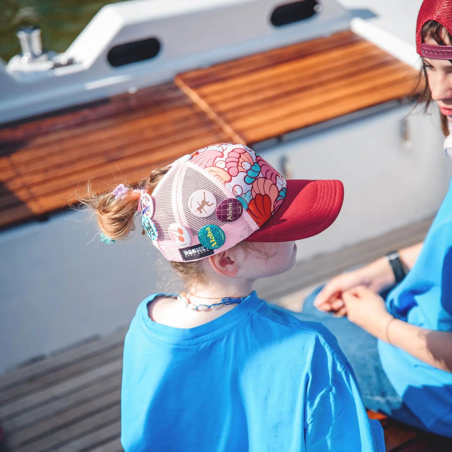 Czapka dziecięca z daszkiem i dodatkowym otworem na kucyk Shells Yupi Small Kids Cap