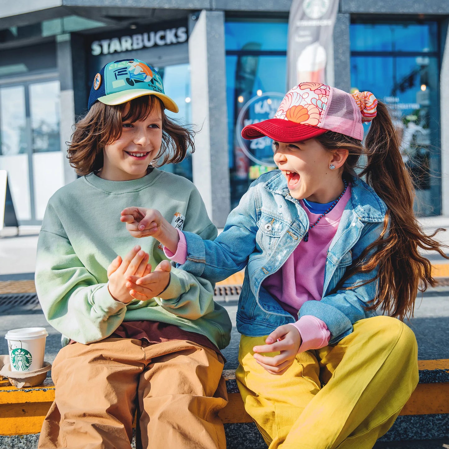 Czapka dziecięca z daszkiem i dodatkowym otworem na kucyk Shells Yupi Small Kids Cap