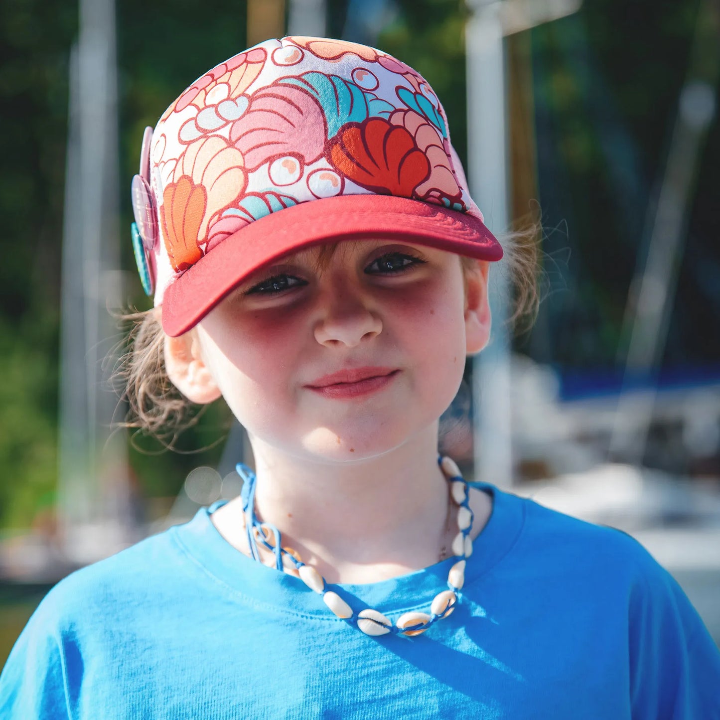 Czapka dziecięca z daszkiem i dodatkowym otworem na kucyk Shells Yupi Small Kids Cap