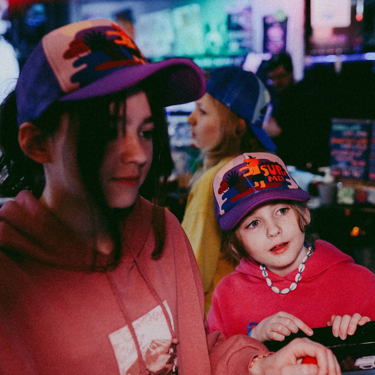 Czapka z daszkiem dla dorosłych z dodatkowym otworem na kucyk Super Me Pink Yupi Large Cap