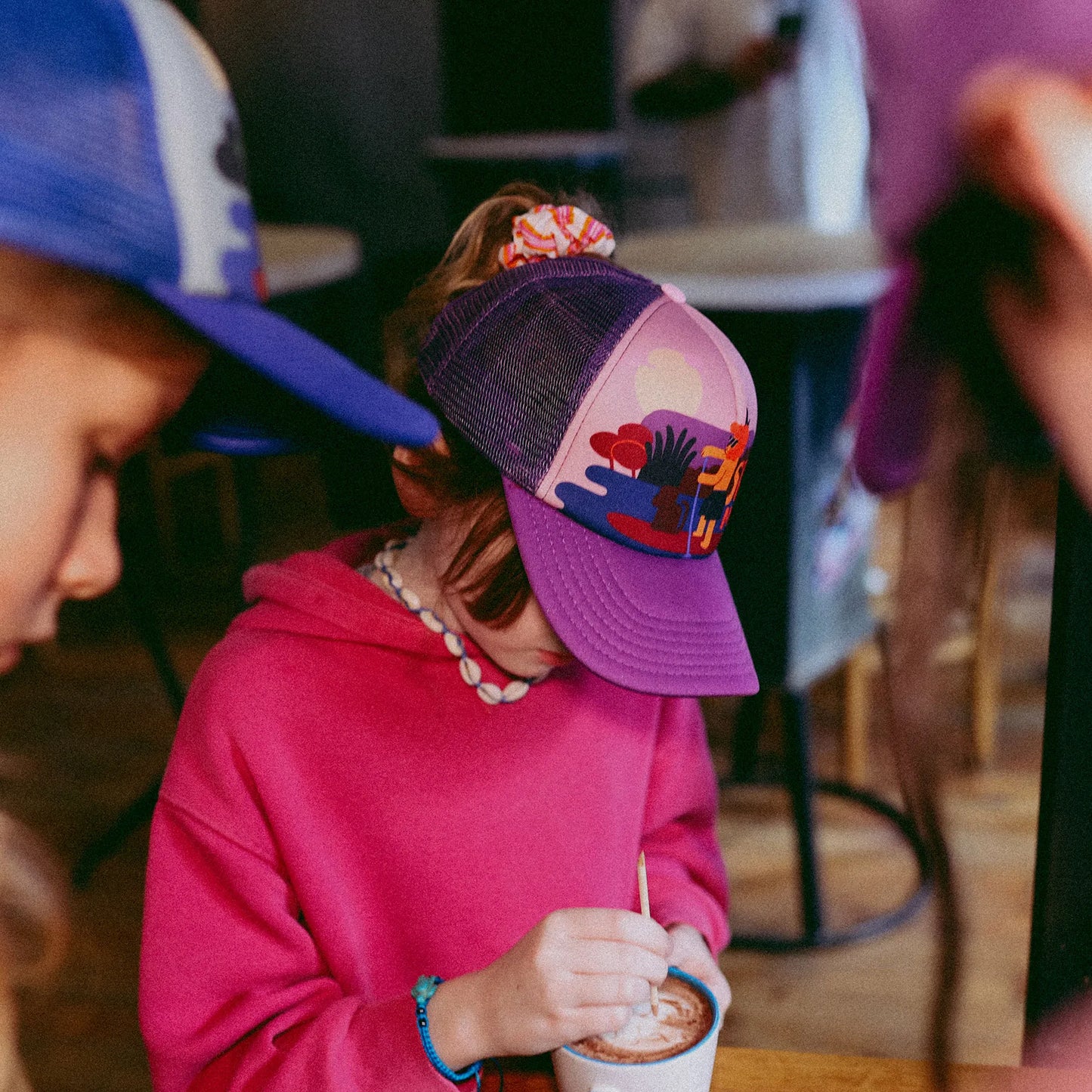 Czapka dziecięca z daszkiem i dodatkowym otworem na kucyk Super Me Pink Yupi Small Kids Cap