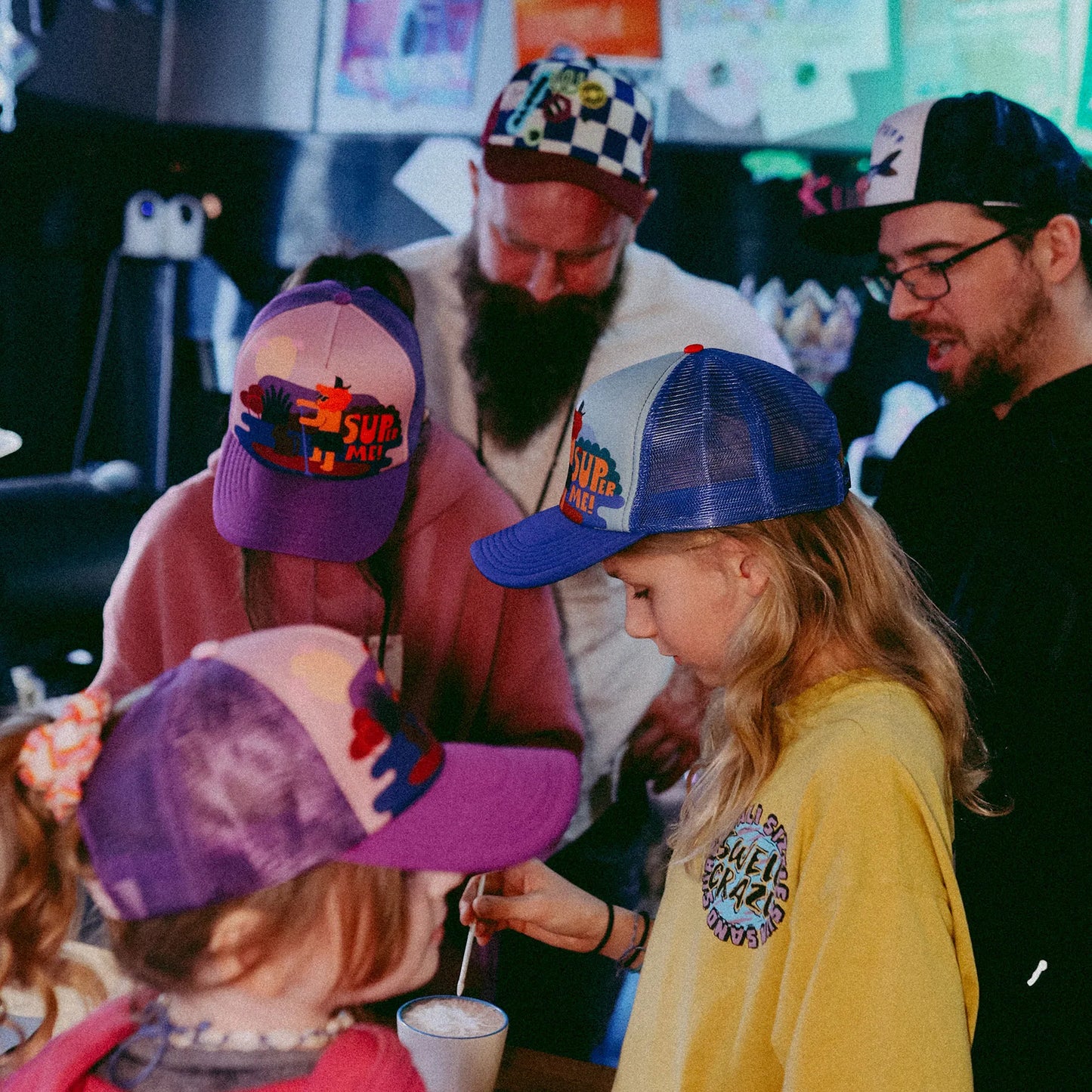 Czapka dziecięca z daszkiem i dodatkowym otworem na kucyk Super Me Pink Yupi Small Kids Cap