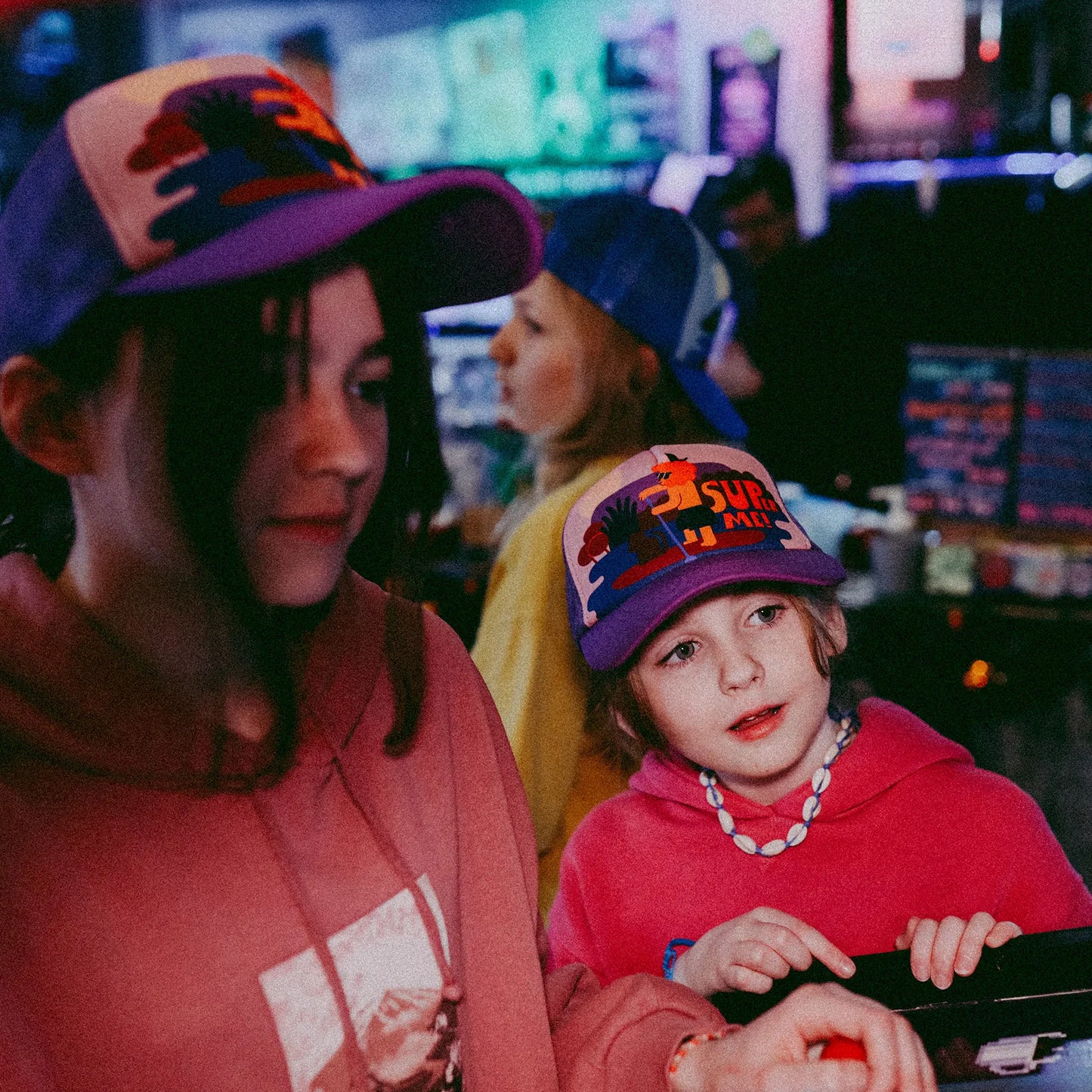 Czapka dziecięca z daszkiem i dodatkowym otworem na kucyk Super Me Pink Yupi Small Kids Cap