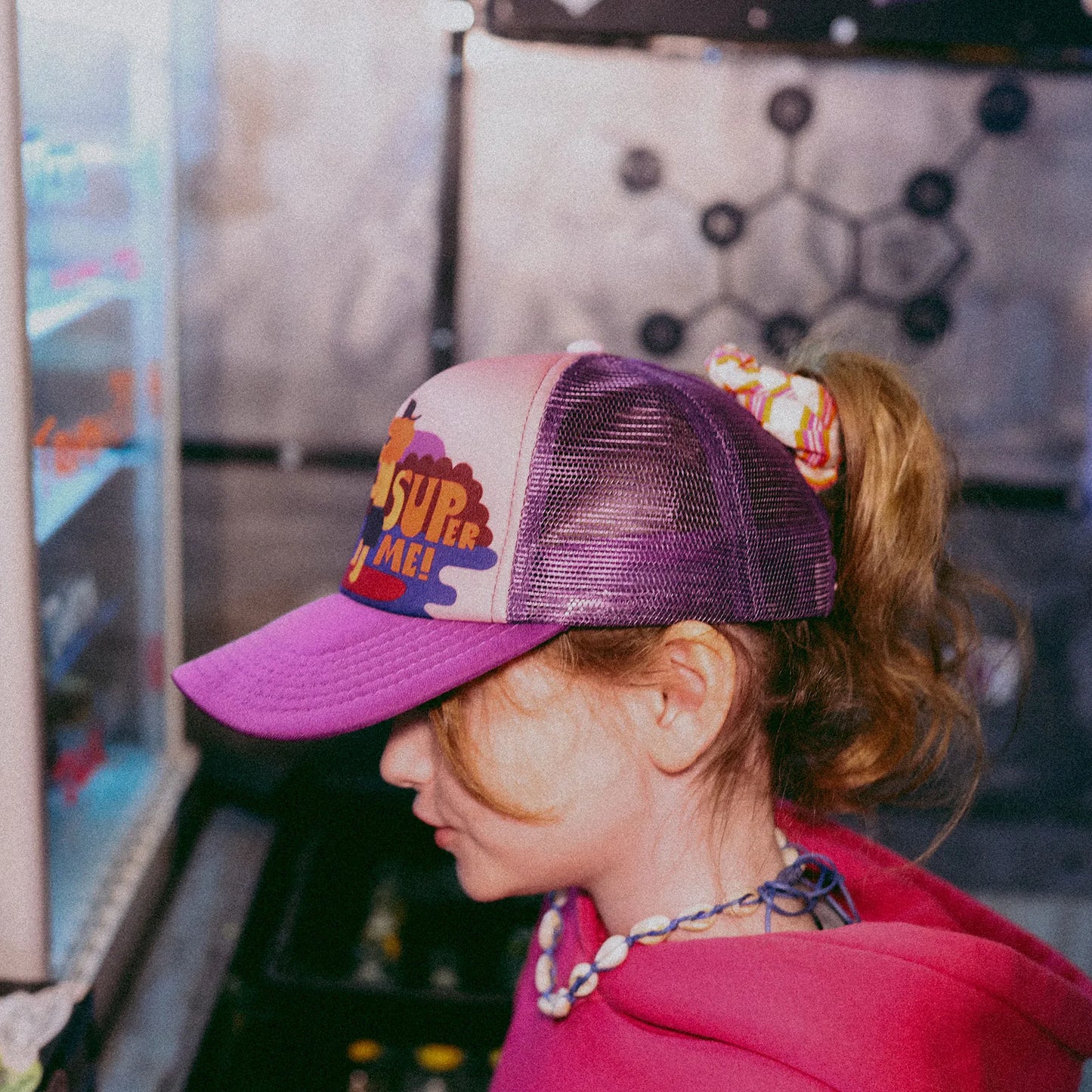 Czapka dziecięca z daszkiem i dodatkowym otworem na kucyk Super Me Pink Yupi Small Kids Cap