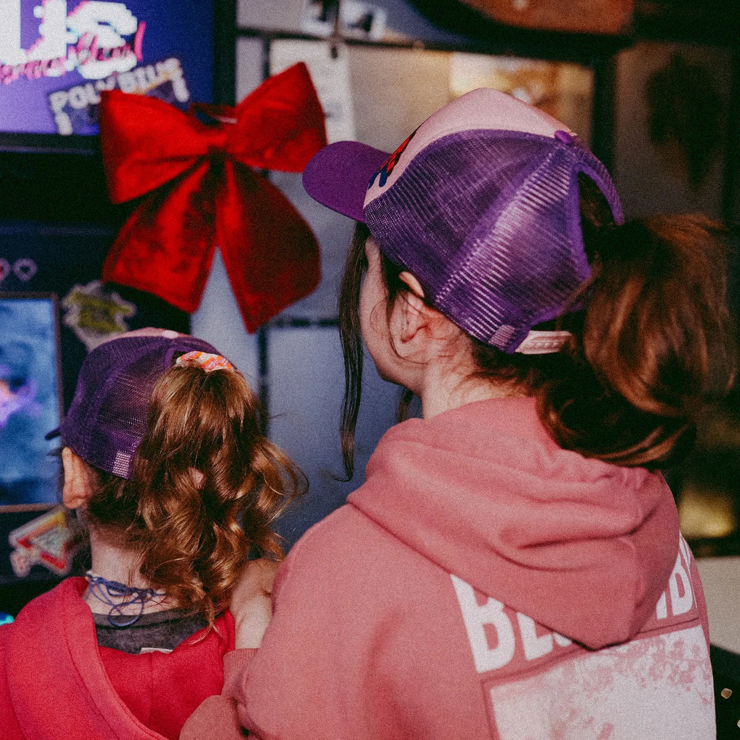 Czapka dziecięca z daszkiem i dodatkowym otworem na kucyk Super Me Pink Yupi Small Kids Cap