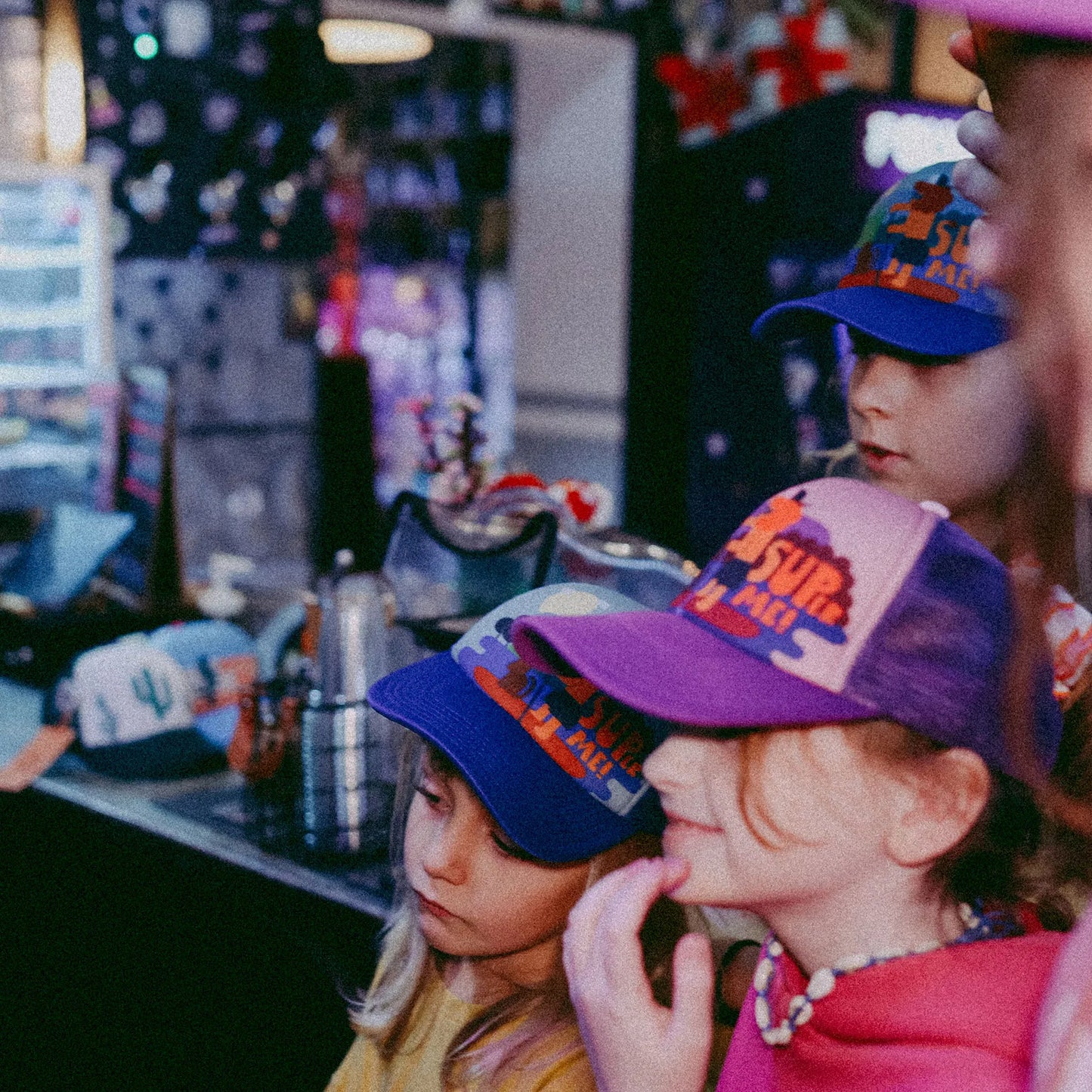 Czapka dziecięca z daszkiem i dodatkowym otworem na kucyk Super Me Pink Yupi Small Kids Cap