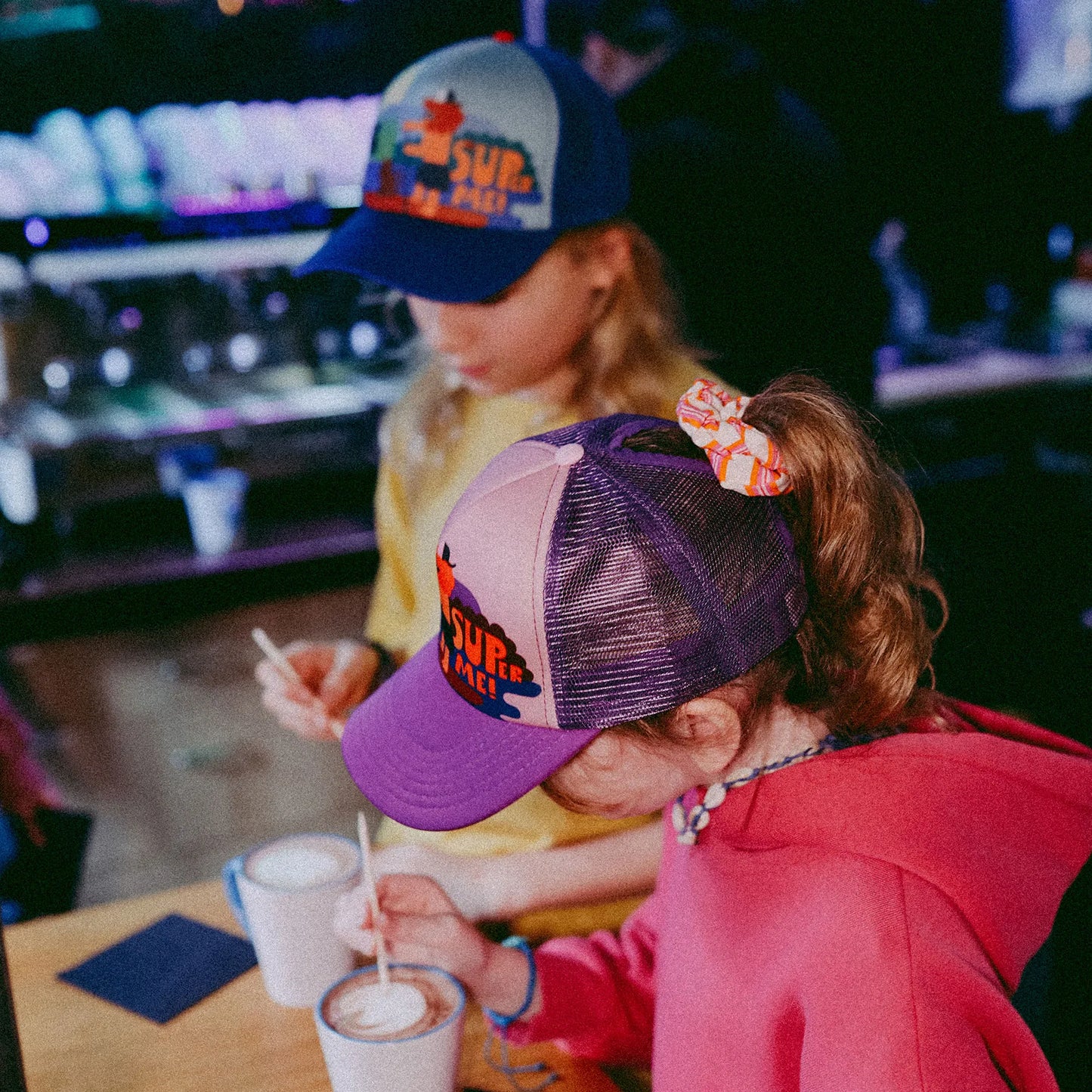 Czapka dziecięca z daszkiem i dodatkowym otworem na kucyk Super Me Pink Yupi Small Kids Cap