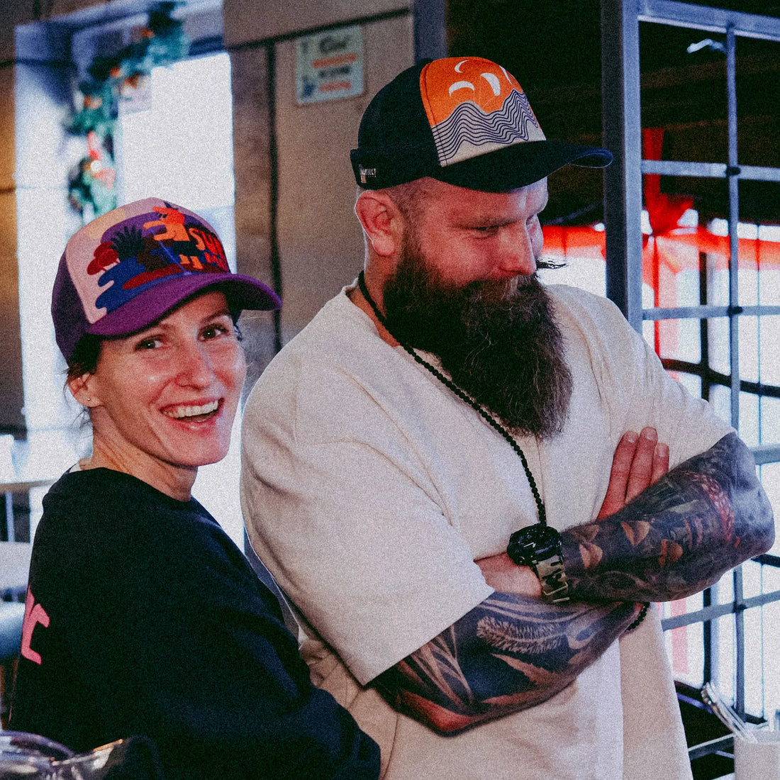 Od snapbacka po dad hat – jak wybrać idealną czapkę z daszkiem i jak ją nosić?