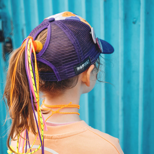 Czapka dziecięca z daszkiem i dodatkowym otworem na kucyk Flowers Yupi Small Kids Cap