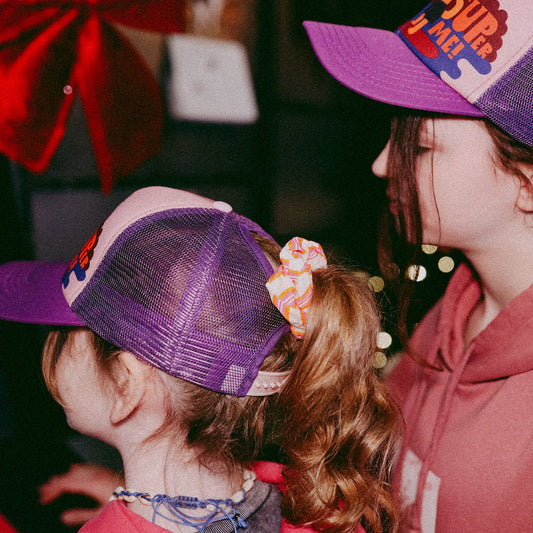 Czapka dziecięca z daszkiem i dodatkowym otworem na kucyk Super Me Pink Yupi Small Kids Cap